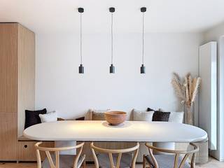 Op een toplocatie in Knokke-Heist bevindt zich dit prachtige, volledig gerenoveerde appartement (2025), afgewerkt met oog voor detail en kwaliteit.<br /><br />Het appartement beschikt over drie volwaardige slaapkamers, waarvan twee met een eigen badkamer, wat zorgt voor optimaal comfort en privacy. De afwerking is bijzonder smaakvol en sfeervol, met indirecte verlichting die het geheel een warme en luxueuze uitstraling geeft.<br /><br />De ruime woonkamer sluit naadloos aan op de ingerichte open keuken met kookeiland, ideaal voor wie houdt van gezelligheid en modern wooncomfort. Zowel aan de voor- als achterzijde is er een terras, zodat u op elk moment van de dag van de zon kan genieten.<br /><br />Verder is er een apart gastentoilet, een praktische wasplaats/berging discreet geïntegreerd in een kastenwand in de hal, en een private kelderberging.<br /><br />Een instapklaar kwaliteitsappartement op een gegeerde ligging, perfect als vaste woonst, tweede verblijf of investering.