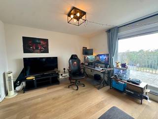 <p><span>Appartement te koop Residentie Rosas (Oude Baan 85)</span></p><p><span>Dit instapklare appartement, gebouwd in 2016, heeft een bewoonbare oppervlakte van 93 m² en is momenteel niet verhuurd, waardoor het onmiddellijk beschikbaar is voor eigen bewoning of als investering.</span></p><p><span>Via de ruime inkomhal op het gelijkvloers heeft u toegang tot zowel de lift als de trap naar het 3de verdiep. Op de derde verdieping betreden we het appartement via een verzorgde inkomhal, die meteen toegang biedt tot een eerste slaapkamer.</span></p><p><span>Hiernaast bevindt zich een ruime badkamer, uitgerust met een ligbad, douche en dubbele lavabo. Verder doorlopend komen we in de lichtrijke woon- en eetkamer, die naadloos overgaat in de open keuken. De woonkamer is afgewerkt met een stijlvolle parkettegel, wat zorgt voor een warme en gezellige uitstraling.</span></p><p><span>De keuken is praktisch ingericht en voorzien van moderne toestellen, waaronder een vaatwasser, dampkap en inductiekookplaat. Vanuit de leefruimte heeft u directe toegang tot het ruime balkon aan de voorzijde van het gebouw.</span></p><p><span>Het appartement beschikt daarnaast over een tweede slaapkamer, een apart toilet en een handige berging met aansluiting voor wasmachine en droogkast. Hier bevindt zich eveneens de cv-ketel.</span></p><p><span>Tot slot is er nog een staanplaats inbegrepen in de parkeergarage, wat extra comfort en veiligheid biedt.</span></p><p><span> </span></p><p><span>Kortom, een instapklaar en goed ingedeeld appartement op een vlotte locatie!</span></p><p><span> </span></p><p><span>Meer info of graag een bezichtiging? Contacteer Carolien via 0484357067 of Carolien@jemar.be</span></p>