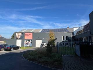 <strong>Opslagloods met kantoorfunctie</strong> op TOP - locatie te 1500 Halle. (in de buurt van ACTION, DREAMBABY, ...)<br />Dit pand is gesitueerd langsheen de Edingensesteenweg 22 te 1500 Halle. (actueel uitgebaat door VCDEVROEDE)<br />Gelegen achter showroom actueel uitgebaat door VCDEVROEDE.<br /><strong>Bebouwde oppervlakte: 575m2, bestaande uit: </strong><br />- Loods / magazijn: +/- 575 m2. Zadeldak. Goothoogte 500 cm, nokhoogte 930 cm.<br />- Kantoorfunctie op verdiep van +/- 180m2 bestaande uit:<br />Grote vergaderruimte - 34m2, 5 burelen (12, 13, 18, 11, 11 m2), centrale ruimte van 42 m2. Zone voor archief.<br />Zonnepanelen aanwezig op zadeldak opslagloods.<br /><strong>Vraagprijs: 685.000 € </strong>(verkoop onder registratierechten)<br /><br /><strong>Optioneel :</strong><br />- Mogelijkheid tot aankoop parking: links van de showroom is er een doorgang (550 cm breedte) naar achtergelegen geasfalteerde parking met 18 parkeerplaatsen. <br />(verkoopprijs te verkrijgen op aanvraag)<br /><br /><strong>Info: tel. Benoît Menschaert: 0476/76.40.47.</strong><br />info@investinrealestate.be