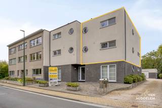 <strong>Immo Van Middelem verkoopt dit instapklare en zeer goed onderhouden duplexappartement (bouwjaar 2001), rustig gelegen aan de rand van Erembodegem. Het appartement heeft een bewoonbare oppervlakte van ca. 137 m² en beschikt over 3 slaapkamers, een aangenaam terras, een garage en een praktische berging.</strong><br /><br />De indeling is als volgt (1e VERDIEPING):<br />- inkomhal met vestiaire, woonkamer, keuken, berging, WC.<br />- DUPLEX-verdieping: nachthal, WC, 3 slaapkamers, badkamer (douche en ligbad).<br />- Losstaande garage<br />- Losstaande berging<br /><br />LAGE gemeenschappelijke lasten: ± 81€/maand (onderhoud haag + gebouw).<br />Individuele tellers. Condenserende ketel op gas.<br />GUNSTIG EPC: 158 kWh/m².jaar (UC: 0003912821).<br />Vrij bij akte.