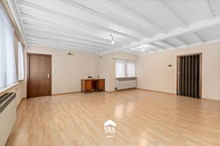 Ben jij op zoek naar een leuk appartement op een topligging? Dit ruime appartement met drie slaapkamers bevindt zich pal in het hart van Meeuwen. Dankzij de centrale ligging bevinden alle dagelijkse voorzieningen zich op wandelafstand – ideaal voor wie praktisch en bereikbaar wil wonen zonder in te boeten op ruimte.<br /><br />Het appartement, gebouwd in 1979, biedt een royale indeling met ruime kamers en een open leefruimte. Hoewel het te moderniseren is, beschikt het over een degelijke basis met onder andere zolderisolatie, dubbele beglazing, en reeds verbeterde elektriciteitsinstallatie.
<p>Naast de bewoonbare oppervlakte beschik je over een privé kelderberging en parkeermogelijkheid in de buurt. Ook een zolderberging behoort tot de mogelijke opties.</p>
<p><strong>Enkele troeven</strong></p>
<ul><li><strong>Zéér ruim appartement</strong> – Drie slaapkamers en open leefruimte, ideaal voor starters of gezinnen.</li><li><strong>Goede basis, veel potentieel</strong> – Te moderniseren maar technisch al deels vernieuwd.</li><li><strong>Toplocatie</strong> – Gelegen in het hart van Meeuwen met winkels, scholen en diensten op wandelafstand.</li><li><strong>Extra bergruimte</strong> – Privé kelderberging en mogelijke zolderberging.</li></ul>
Benieuwd naar dit ruime appartement in Meeuwen centrum? Plan snel je bezoek via impact@era.be op 089 46 48 63. Max helpt je graag verder.