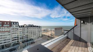 <p>Magnifique penthouse duplex bénéficiant d’un emplacement exceptionnel à la place Albert, avec plusieurs terrasses et de superbes vues panoramiques sur le Zoute et la mer. Une combinaison unique d’un emplacement de premier ordre, de vues dégagées, d’orientations ensoleillées et de généreux espaces extérieurs. Composition: hall d’entrée avec vestiaire et toilettes invités. Le lumineux espace de vie comprend un salon donnant accès à une terrasse orientée sud-ouest offrant une vue imprenable sur la mer, une salle à manger ainsi qu’une cuisine ouverte entièrement équipée. La cuisine donne accès à une vaste terrasse à l’arrière, où vous profitez du soleil matinal et d’une vue dégagée jusqu’à l’Approach Golf. À ce niveau se trouvent également une première chambre avec placards intégrés et salle de douche attenante avec lavabo et douche à l’italienne, ainsi qu’un espace de rangement pratique. À l’étage supérieur: hall de nuit et espace de rangement supplémentaire avec lave-linge et sèche-linge. La deuxième chambre dispose de placards intégrés, d’une salle de douche attenante et donne accès à une terrasse exceptionnelle du côté de la place Albert. Celle-ci offre de magnifiques vues panoramiques sur la mer, la verdure et les élégantes villas du Zoute. La troisième chambre est également équipée de placards intégrés et bénéficie d’une salle de bains attenante avec double lavabo, toilettes, baignoire et douche à l’italienne.<br />L’appartement est entièrement équipé de la climatisation. Cave privative et local à vélos commun dans la résidence. Possibilité d’acquérir un emplacement de parking et/ou un ou plusieurs garages à proximité immédiate.<br />Un penthouse duplex exclusif avec trois chambres, plusieurs terrasses et des vues exceptionnelles, situé à l’un des emplacements les plus prisés du Zoute.</p>