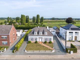 Deze eigendom is gelegen langsheen de Molenkouter, op wandelafstand van het bruisende centrum van Sint-Lievens-Houtem. Er bevindt zich een...