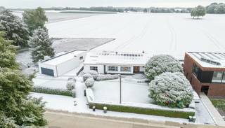 Gunstig gelegen en energiezuinige woning (EPC B, 196kWu/m² ondanks een verwarming op stookolie) met prachtig vergezicht over de achterliggende...