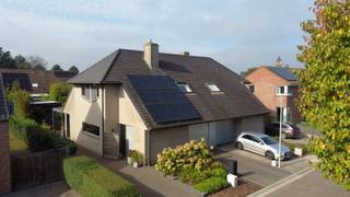 Halfopen bebouwing op 375 m² met :<br /><br />Gelijkvloers: <br />• inkom<br />• gastentoilet <br />• lichtrijke leefruimte uitkijkend op terras en tuin <br />• open keuken (2019) voorzien van composiet werkblad, inductie kookplaat, vaatwasser, oven, combi oven, spoelbak<br />• berging<br />• garage<br /><br />Verdiep: <br />• 3 slaapkamers <br />• vernieuwde badkamer (2022) met ligbad, inloopdouche, dubbel lavabomeubel, toilet<br /><br />Tuin: <br />• westelijk georiënteerd <br />• overdekt betonterras met overkapping van het merk Brustor <br />• berging / tuinhuis <br /><br />Faciliteiten :<br />• centrale verwarming en sanitair warm water op aardgas, combi condensatieketel van het merk Bulex <br />• radiatoren op gelijkvloers en verdiep, pelletkachel op gelijkvloers <br />• aluminium ramen met hoog rendement beglazing voorzien van vliegramen<br />• velux ramen voorzien van elektrisch bedienbare zonnescreens<br />• regenwaterput (10.000 liter) voor wasmachine, toilet op gelijkvloers, spoelbak garage <br />• boorput 7 meter voor tuin <br />• zonnepanelen 12 x 330 WP = 3.930 WP met groenestroomcertificaten van € 450 van 2009 - 2029<br />• alarminstallatie<br /><br />EPC-label B : 143 kWh / (m² jaar) > géén renovatieplicht <br />Elektrische keuring : conform tot 08.12.2028<br />Prijs € 489.000<br />Meer info ? 📞 +32 486 20 67 65 📧 katleen@zakenkantoor-roels.be 🌐 www.zakenkantoor-roels.be