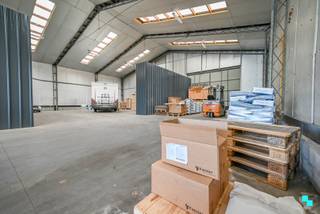 Deze ruime opslagruimte van ca. 300 m² maakt deel uit van een grotere loods van 600 m² en wordt gedeeld met een andere huurder. De unit beschikt...