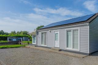 <strong>Charmante chalet met vijver op 1.059 m² in Laakdal (Veerle).</strong><br /><br />Op zoek naar een plek waar rust, groen en comfort samenkomen?<br />Deze verzorgde vrijstaande chalet in Laakdal biedt 81 m² woonruimte, volledig gelijkvloers, op een mooi perceel van maar liefst 1.059 m².<br /><br />Een chalet die vooral verrast zodra je binnenstapt. De gezellige leefruimte met open keuken wordt gekenmerkt door een warme landelijke uitstraling, een hoog plafond en veel natuurlijk licht. Aansluitend bevindt zich de bijzonder aangename veranda, met een prachtig zicht op de tuin en de eigen vijver. Een heerlijke plek om in elk seizoen van het groen en de rust te genieten.<br />De keuken is praktisch ingericht en voorzien van de nodige toestellen. Verder beschikt de chalet over een slaapkamer met ingebouwde kasten, een verzorgde badkamer met ruime inloopdouche en dubbele wastafel, een afzonderlijk toilet en een praktische was-/technische ruimte. De ruime bergzolder biedt eveneens extra bergruimte.<br /><br />Maar de echte troef bevindt zich buiten. Het perceel is grotendeels omgeven door hoge hagen en groen, is volledig omheind en beschikt over een poort waardoor u geniet van voldoende privacy. De vijver vormt het centrale element van de tuin en geeft het geheel een bijzonder rustgevend karakter. Aan de waterkant bevindt zich bovendien een gezellig tuinhuis met terras. Rond de woning is er ruim voldoende plaats voor meerdere wagens.<br /><br />De chalet verkeert over de gehele lijn in perfecte staat, is voorzien van alle moderne comfort en isolatie. Zo is er airco voorzien en zijn er zestien zonnepanelen die instaan voor elektriciteit en de verwarming.<br /><br />Een charmant en comfortabel vakantieverblijf voor wie graag ontsnapt aan de drukte en houdt van ruimte, privacy en groen, zonder in te boeten aan hedendaags wooncomfort.<br /><br /><strong>Belangrijk:</strong> deze chalet is bestemd als vakantieverblijf. Permanente bewoning en het vestigen van een domicilie op dit adres zijn niet mogelijk.<br /><br />Interesse?<br />We nemen graag de tijd om je deze woning ter plaatse te laten ontdekken.<br />📞 014 84 83 69<br />✉️ info@sublimmo.be<br />