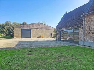 <p><span>Deze ruime villa met achterliggende loods is gelegen in een groene omgeving in Heusden. Hier woont u rustig en ruim, terwijl een vlotte bereikbaarheid behouden blijft.</span></p><p><span>De woonst kan betreden worden via de privatieve oprijlaan. De loods is maar liefst 800 m² groot en kan gebruikt worden voor landbouwactiviteiten, tuinaannemers, opslagplaats, etc.</span></p><p><span>De woning (190 m²) beschikt over een eet- en leefruimte van 42,75 m² met open zicht op de zuidgerichte tuin. Aansluitend bevindt zich de open keuken, uitgerust met een vitrokeramische kookplaat, dubbele spoelbak, dampkap, koelkast met vriesvak, oven en vaatwasser. Het gelijkvloers omvat verder een bureau van 9 m², slaapkamer van 13 m², ingerichte dressing van 5,5 m² en badkamer met ligbad, inloopdouche, wastafel en multifunctioneel toilet. </span></p><p><span>Op de verdieping bevinden zich nog twee ruime slaapkamers van respectievelijk 17 m² en 19 m² en een aparte douchekamer.</span></p><p><span>Verder is er een overdekte ruimte van 35 m² aansluitend aan de woning dat kan gebruikt worden als hobbyruimte, atelier, etc.</span></p><p><span> </span></p><p><span>Wenst u graag een afspraak? Contacteer het kantoor via 09/225.00.78</span></p><p><span> </span></p>