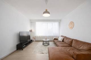 <p><span><strong>Instapklaar en Gerenoveerd Appartement met 2 Slaapkamers nabij het Centrum van Antwerpen</strong></span></p><p> </p><p><span>In een verzorgd, kleinschalig gebouw met slechts drie wooneenheden, vind je dit lichtrijk en instapklaar appartement op de tweede verdieping. De woning werd grondig gerenoveerd en is ideaal voor wie op zoek is naar een investering of een eerste woning zonder renovatiezorgen.</span></p><p><span>Je komt binnen in de gezellige leefruimte met laminaatvloer, die aansluit op de volledig geïnstalleerde keuken. Verder zijn er twee comfortabele slaapkamers en een moderne badkamer met inloopdouche en toilet.</span></p><p><br /><span>Het appartement bevindt zich op een toplocatie vlakbij het centrum van Antwerpen. Openbaar vervoer is bijzonder vlot: de tramhalte ligt pal voor de deur. Ook winkels, scholen en invalswegen zijn in de onmiddellijke omgeving aanwezig, wat het zowel voor eigen bewoning als verhuur erg interessant maakt.</span></p><p> </p><p><span><strong>TROEVEN</strong></span></p><p><span>+ Kleinschalig en rustig gebouw</span></p><p><span>+ Instapklaar en volledig gerenoveerd</span></p><p><span>+ 2 volwaardige slaapkamers</span></p><p><span>+ Geïnstalleerde keuken en moderne badkamer</span></p><p><span>+ Tramhalte voor de deur</span></p><p><span>+ Interessant als opbrengsteigendom</span></p>