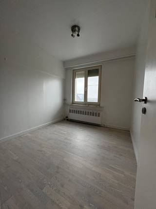Te Koop - Volledig gerenoveerd appartement met garage in Mechelen<br /><br />Gelegen op de 6de verdieping van de Koningin Astridlaan 214 in Mechelen, vindt u dit ruime appartement met 3 slaapkamers, volledig gerenoveerd met hoogwaardige materialen en nog niet bewoond sinds de renovatie.<br /><br />U geniet van een prachtig open uitzicht en een zuidgericht balkon-terras, waar u de hele dag van de zon kunt genieten, beschut tegen de wind.<br /><br />Het appartement beschikt over een nieuwe witte eiken keuken met nieuwe toestellen (koelkast, diepvries en hoogwaardig werkblad), modern Zweeds eiken parket, 2 ingebouwde kasten, volledige LED-verlichting, ventilatie en muggenramen.<br /><br />De energieprestaties zijn uitzonderlijk: EPC-label A (94 kWh/m²), uitstekende isolatie, nieuwe ramen met driedubbel glas, veiligheidssloten en een condenserende gasketel met zeer laag verbruik. Dankzij de hoogwaardige isolatie is verwarming nauwelijks nodig.<br /><br />De elektrische installatie is volledig vernieuwd en conform gekeurd: teller, voedingskabel, zekeringkast, bedrading en aarding zijn volledig nieuw.<br /><br />Ook het gebouw werd grondig aangepakt: vernieuwde lift, vernieuwde achtergevel en bijkomende zijgevelisolatie in uitvoering. De vereniging van mede-eigenaars beschikt over een gezonde spaarreserve van ongeveer € 80.000.<br /><br />Gunstig asbestattest: geen asbest aanwezig.<br /><br />Uitstekende ligging op wandelafstand van het stadscentrum en het Vrijbroekpark, met een vlotte verbinding naar de E19, de Tangent en de R6.<br /><br />Gemeenschappelijke kosten bedragen ongeveer € 179 per maand, inclusief waterverbruik.<br /><br />Geen problemen met buren, geen lopende rechtszaken, niet gelegen in overstromingsgebied. Alle documenten van notaris en syndicus zijn beschikbaar.<br /><br />Vraagprijs appartement: € 399.000<br /><br />Garage met vernieuwde autolift: € 30.000<br /><br />Totale vraagprijs: € 429.000<br /><br />Een unieke kans voor wie op zoek is naar een instapklaar, energiezuinig en hoogwaardig afgewerkt appartement op een toplocatie in Mechelen.