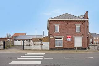 In Neerlinter, deelgemeente van Linter, vind je deze grote, te renoveren woning op een zuidoost georiënteerd perceel van 5are 29ca. De woning is...