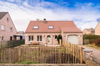 <p><span>Ruime gerenoveerde open bebouwing op toplocatie</span></p><p><span>Op een uitstekend gelegen perceel van ca. 600 m² bevindt zich deze gerenoveerde open bebouwing met een bewoonbare oppervlakte van ongeveer 200 m². De woning combineert ruimte, comfort en een kwalitatieve afwerking met een vlotte bereikbaarheid.</span></p><p><span>Aan de voorzijde beschikt de woning over een ruime oprit en een voortuin. Achteraan geniet je van een oost-gerichte tuin met een groot terras, een aangename veranda en een praktische tuinberging.</span></p><p><span>Binnenkomen doe je via een inkomhal met apart gastentoilet. De woning biedt een ruime, lichtrijke leefruimte met sfeervolle haard en een aansluitende eetkamer. Met aansluitend een volledig ingerichte keuken, voorzien van alle hedendaags comfort. De eetplaats geeft eveneens rechtstreeks toegang tot de veranda. </span></p><p><span>Op het gelijkvloers is er bovendien een ruime master bedroom en een nieuwe badkamer met inloop-douche en dubbele lavabo. Verder beschikt de woning over een grote garage met aansluitingen voor wasmachine en droogkast.</span></p><p><span>Via een provisoire trap bereik je de bovenverdieping, waar zich twee zeer ruime slaapkamers (26 m² en 27 m²), gelegen aan beide zijden onder het dak. De ruime overloop kan perfect ingericht worden als praktisch bureau. Daarnaast is er reeds een aparte ruimte voorzien voor een tweede badkamer; alle technieken zijn aanwezig, de sanitaire toestellen dienen nog geplaatst te worden door de koper.</span></p><p><span>De woning werd grondig gerenoveerd en beschikt over een volledig vernieuwd en geïsoleerd dak, een nieuwe verwarmingsinstallatie en een afwerking met hoogwaardige materialen.</span></p><p><span>De ligging is een absolute troef: in de onmiddellijke nabijheid van verschillende invalswegen en dorpskernen, met scholen, winkels en openbaar vervoer op korte afstand.</span></p><p><span>Een instapklare, ruime gezinswoning op een toplocatie. Absoluut een bezoek waard.</span></p>