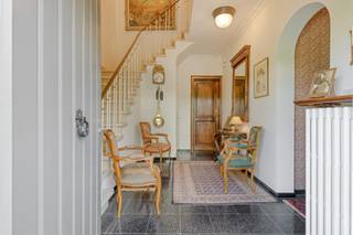 Deze goed onderhouden koppelvilla met 3 slaapkamers is bijzonder gunstig gelegen in de Julius Sabbelaan te Knokke. De woning bevindt zich aan de achterkant van het perceel in een rustige en aangename omgeving, op slechts 280 meter van de zeedijk, 500m van het casino en amper 150 meter van het Zegemeer. Een uitstekende ligging die rust en privacy combineert met een vlotte bereikbaarheid van de kust en het centrum van Knokke.<br /><br />Via de inkomhal met vestiaire en gastentoilet komen we in de ruime en lichtrijke woonkamer. Deze aangename leefruimte is voorzien van een stijlvolle parketvloer in visgraatmotief en werd praktisch ingedeeld met een gezellige zithoek en aparte eethoek. Aansluitend bevindt zich de keuken, die werd uitgerust met kwalitatieve materialen.<br /><br />Vanuit de woonkamer is er rechtstreeks toegang tot het ruime zonneterras. Dankzij de aanwezige zonneluifel en windschermen kan hier optimaal worden genoten van het zuidgerichte terras, zowel op zonnige als meer winderige dagen.<br /><br />Op de verdieping geeft de nachthal toegang tot de 3 slaapkamers en het aparte toilet. De 2 ruime slaapkamers beschikken over ingebouwde kasten en hebben elk hun eigen ensuite badkamer, waarvan één is uitgerust met een ligbad en de andere met een douche. De derde slaapkamer is momenteel ingericht als ruime dressing en beschikt eveneens over praktische inbouwkasten.<br /><br />De volledige woning is onderkelderd en biedt hierdoor heel wat extra ruimte. Hier bevinden zich onder meer een inpandige garage en verschillende praktische bergruimtes.<br /><br />Ook buiten heeft deze villa heel wat te bieden. De volledig aangelegde tuin vormt een aangename groene omgeving en beschikt over een tuinhuis en een grasrobot, wat het onderhoud aanzienlijk vereenvoudigt.<br /><br />Een charmante koppelvilla met een zeer gunstige ligging in de Julius Sabbelaan, op wandelafstand van de zeedijk en het Zegemeer, en met tal van mogelijkheden om de woning verder naar eigen smaak te moderniseren.