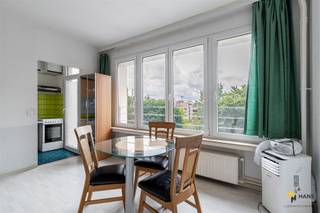 <p><span>Lichtrijke studio (40 m²) met balkon in Antwerpen (2018).</span></p><p><span> </span></p><p><span>Het pand bevindt zich in </span><span>’</span><span>t Groen Kwartier, een hippe en duurzame wijk op een steenworp van De Koninck Brouwerij met het unieke PAKT als middelpunt. Dankzij de nabijheid van talrijke bus- en tramverbindingen, Berchem-Station op wandelafstand en meerdere velo-stations in de buurt, geniet je van een uitstekende mobiliteit. Ook met de wagen bereik je de Binnensingel en de snelweg in een mum van tijd. </span></p><p><span> </span></p><p><span>De studio bevindt zich op de vierde verdieping van een goed onderhouden gebouw met tien verdiepingen, waarvan het dak conform geïsoleerd is. Ook de voor- en achtergevel zijn geïsoleerd met 16 cm minerale wol. De vaste kosten bedragen circa €150/maand en zijn all-in. De studio behaalt een gunstige EPC-score B en de elektriciteit is conform.</span></p><p><span> </span></p><p><span>De unit beslaat een totale oppervlakte van 40 m² en beschikt over een apart toilet, badkamer met douche en lavabo, aparte keuken met basisuitrusting en een lichtrijke leefruimte met slaapgedeelte. In het leefgedeelte geniet je dankzij de grote raampartij van een uitgestrekt zicht over de omgeving. Vanuit de keuken heb je toegang tot het west-georiënteerde balkon.</span></p><p><span> </span></p><p><span>Kortom, deze instapklare en lichtrijke studio combineert comfort, ligging en uitzicht, en vormt een interessante investering of de ideale uitvalsbasis voor starters. Ben je op zoek naar een instapklare studio op een toplocatie met prachtig uitzicht? Mis deze kans niet! Bewoonbare opp. 40 m² – ref.: bruto vloeropp. Voor meer info of een gratis schatting surf naar </span><span><span>www.hansimmo.be</span></span></p><p><span> </span></p>