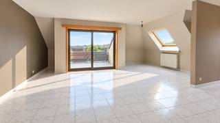 Bij het betreden van het appartement kom je in de inkomhal, die toegang geeft tot de verschillende leefruimtes. De woonkamer vormt een gezellige en aangename leefruimte waar voldoende plaats is voor een zithoek en eetruimte. Aansluitend bevindt zich de keuken, die praktisch ingericht kan worden en beschikt over de nodige ruimte om comfortabel te koken. Verder is er een afzonderlijke berging aanwezig, wat zorgt voor extra praktische opbergruimte.<br /><br />Op dit niveau bevindt zich eveneens de badkamer, uitgerust met een ligbad. Daarnaast beschikt het appartement over een afzonderlijk toilet. Ook bevindt zich op deze verdieping een eerste slaapkamer. <br /><br />Op het bovenliggende niveau bevindt zich een zolderruimte die eveneens dienst kan doen als slaapkamer. Deze ruimte biedt heel wat mogelijkheden en kan naar eigen wens ingericht worden als slaapruimte, bureau, hobbykamer of extra bergruimte.<br /><br />Een bijkomende troef van dit duplexappartement zijn de terrassen, waar je op aangename dagen heerlijk van de buitenlucht kunt genieten. De aanwezigheid van een eigen autostaanplaats zorgt bovendien voor extra comfort en maakt het dagelijks wonen bijzonder praktisch.<br /><br />Dit duplexappartement combineert een aangename leefruimte met een praktische indeling, een veelzijdige zolder/slaapkamer, terrassen en een eigen autostaanplaats. Het is dan ook een interessante keuze voor wie op zoek is naar een comfortabele en functionele huurwoning.<br /><br />Het appartement is beschikbaar vanaf december 2026 en wordt aangeboden aan een huurprijs van € 890 per maand, aangevuld met € 65 vaste kosten per maand.<br /><br />Interesse in dit duplexappartement? Neem gerust contact met ons op voor meer informatie of om een bezoek in te plannen.