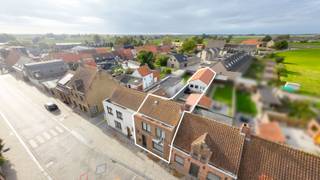 In het dorpscentrum van Nieuwkapelle, een landelijke en rustige deelgemeente van Diksmuide, bieden we u deze gerenoveerde woning met loods aan...
