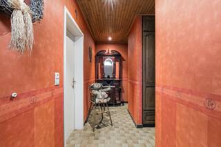 Te koop: gelijkvloerse open bebouwing in het centrum van Olsene, op een uitstekende locatie nabij invalswegen en voorzieningen.<br /><br />Deze woning uit 1981 biedt alle comfort op één niveau, ideaal voor wie op zoek is naar een praktische en toegankelijke woonoplossing. Gelegen op een ruim perceel van 1208 m² geniet u hier van een aangename tuin en voldoende buitenruimte. De ligging in de woonkern zorgt voor een vlotte verbinding naar omliggende gemeenten en een goede bereikbaarheid.<br /><br />Belangrijkste ruimtes:<br />• Ruime woonkamer met veel lichtinval<br />• Functionele keuken<br />• 3 slaapkamers met voldoende plaats voor gezin of gasten<br />• Badkamer met ligbad en wastafel<br />• Garage en extra parkeerplaatsen<br />• Berging en zolder voor extra opslag<br />• Tuin van circa 650 m² met tuinhuis<br /><br />Troeven:<br />• Gelijkvloerse woning – comfortabel en praktisch<br />• Zeer goede ligging – nabij centrum en invalswegen<br />• Ruim perceel – veel buitenruimte en privacy<br /><br />Momenteel is er geen centrale verwarmingsketel, wel zijn er leidingen/radiatoren. Indien u gas binnentrekt en een ketel plaatst stijgt het EPC direct naar label D<br /><br />Neem vandaag nog contact op met je ERA-makelaar voor een bezoek.<br /><br />JOUW DROOMHUIS. ZO GEVONDEN!