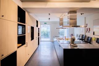 Het wijste kot van Gent? Dat vind je in Charlie’s Place, een strak, fris en nieuw gebouw met 50 studentenkamers. Alle kamers zijn bemeubeld...