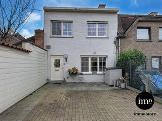 IMMO STORE heet u welkom in dit VOLLEDIG GERENOVEERD (vanaf 2012 gedurende 10 jaar), SUPER GEZELLIGE huis gelegen in het CENTRUM van Ternat,...