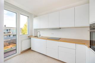 <p><span>Dit </span><span>gerenoveerde appartement </span><span>van ca. 80m² combineert </span><span>twee slaapkamers </span><span>en een </span><span>terras </span><span>met een bijzonder rustige en groene ligging aan de Vijf-Aprilwarande. Hier woon je rustig, terwijl de centra van Mortsel en Edegem vlot bereikbaar zijn.</span></p><p><span> </span></p><p><span>Cafés, restaurants, winkels en het openbaar vervoer bevinden zich in de directe omgeving. Ook verschillende scholen en het groene </span><span>Fort 5</span><span> liggen op wandelafstand.</span></p><p><span>Het gebouw is kleinschalig (lage vaste kosten!), en bestaat uit slechts 3 appartementen.</span></p><p><span> </span></p><p><span>Bovendien is er achter het gebouw nog een </span><span>garagebox </span><span>die bij aangekocht kan worden voor </span><span>25.000 euro</span><span>.</span></p><p><span> </span></p><p><span>Tweede verdieping</span></p><p><span>- appartement (80m²) met 2 slaapkamers en terras (5m²)</span></p><p><span>- EPC label B: 172 kWh/(m²jaar)</span></p><p><span> </span></p><p><span>Algemeen gebouw</span></p><p><span>- individuele meters voor elektriciteit</span></p><p><span>- gemeenschappelijke meter voor water en verwarming</span></p><p><span>- individuele CV op aardgas</span></p><p><span>- privatieve kelders aanwezig</span></p><p><span> </span></p><p><span>Troeven</span></p><p><span>- Bovenste verdieping</span></p><p><span>- Volledig gerenoveerd</span></p><p><span>- Topligging</span></p><p><span> </span></p><p><span>Ben jij geïnteresseerd in dit appartement te koop in Mortsel, ben je op zoek naar ander vastgoed of wens je de waarde van jouw eigendom te kennen? Dan ben je bij BOLT immo aan het juiste adres! Wij helpen jou graag verder.</span><span> </span></p><p><span> </span></p>