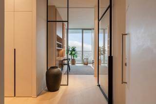 Eén van de iconische gebouwen die de skyline van Antwerpen vormen. <br /><br />Wonen in het centrum van de Stad, aan het vernieuwde operaplein, op de kroon van de Meir en luttele fietsminuten van het Zuid en het Eilandje.<br />Te midden van de Metropool Antwerpen: tussen mode en diamant, tussen "de Leien en de Kaaien", waar oud en nieuw samen komen, het hart van de stad is uw achtertuin. <br /><br />Duurzaamheid en kwaliteit vormen de bouwstenen van de Antwerp Tower. De gevel wordt gekenmerkt door middel van gepolijste betoncomponenten met witte marmergranulaten en lichtgouden raampartijen. Tijdloos elegent, stijlvol eigentijds. <br /><br />Een royale lobby leidt u naar de separate liften die toegang geven tot de bovenste penthouses. De Serenity appartementen zijn gelegen op de 22ste tot en met de 26ste verdieping. <span>Optimale luxueuze afwerking op maat, royale glaspartijen en een uitzonderlijk panoramisch zicht !<br /><br />Wonen in één van de meest iconische gebouwen van Antwerpen ! <br /><br /></span>