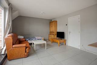 Modern één-slaapkamerappartement in Residentie De Pastorie, nabij het centrum van Geel. <br /><br />Op zoek naar een appartement op wandelafstand van scholen, winkels, restaurants en openbaar vervoer? Ontdek dit appartement op de derde verdieping gelegen in een éénrichtingsstraat in het centrum van Geel.<br /><br />Indeling:<br />Men komt binnen in de inkomhal met ingemaakte vestiairekast. Van hieruit kan men naar de ruime berging (tegels, aansluiting wasmachine), de ingerichte badkamer (tegels, lavabomeubel, bad met douchemogelijkheid, toilet), de ruime slaapkamer en de living met open ingerichte keuken (tegels, kasten, vaatwasser, dubbele spoelbak, dampkap, keramisch kookvuur, combi-oven en koelkast).<br /><br />Verder beschikt het appartement nog over een ruim terras dat bereikbaar is via de living alsook een ondergrondse autostaanplaats en een gezamenlijke vuilbakken- en fietsenberging.<br /><br />Troeven van dit appartement: <br />- Centrale ligging <br />- EPC-label A (93 kWh/m²) <br />- Momenteel verhuurd, ideaal als investering<br />- Ondergrondse autostaanplaats aanwezig <br />- ...<br /><br />Dit appartement combineert een gunstige ligging en een interessant rendement. Perfect voor zowel eigen bewoning als investering!<br /><br />Voor meer informatie of een bezoek ter plaatse, kan u contact opnemen met IMMO SP via 014 59 10 20 of mailen naar jill@immosp.be. Benieuwd naar de waarde van uw eigen woning? Vraag vrijblijvend een gratis verkoopanalyse aan – wij helpen u graag verder!Modern één-slaapkamerappartement in Residentie De Pastorie, nabij het centrum van Geel. <br /><br />Op zoek naar een appartement op wandelafstand van scholen, winkels, restaurants en openbaar vervoer? Ontdek dit appartement op de derde verdieping gelegen in een éénrichtingsstraat in het centrum van Geel.<br /><br />Indeling:<br />Men komt binnen in de inkomhal met ingemaakte vestiairekast. Van hieruit kan men naar de ruime berging (tegels, aansluiting wasmachine), de ingerichte badkamer (tegels, lavabomeubel, bad met douchemogelijkheid, toilet), de ruime slaapkamer en de living met open ingerichte keuken (tegels, kasten, vaatwasser, dubbele spoelbak, dampkap, keramisch kookvuur, combi-oven en koelkast).<br /><br />Verder beschikt het appartement nog over een ruim terras dat bereikbaar is via de living alsook een ondergrondse autostaanplaats en een gezamenlijke vuilbakken- en fietsenberging.<br /><br />Troeven van dit appartement: <br />- Centrale ligging <br />- EPC-label A (93 kWh/m²) <br />- Momenteel verhuurd, ideaal als investering<br />- Ondergrondse autostaanplaats aanwezig <br />- ...<br /><br />Dit appartement combineert een gunstige ligging en een interessant rendement. Perfect voor zowel eigen bewoning als investering!<br /><br />Voor meer informatie of een bezoek ter plaatse, kan u contact opnemen met IMMO SP via 014 59 10 20 of mailen naar jill@immosp.be. Benieuwd naar de waarde van uw eigen woning? Vraag vrijblijvend een gratis verkoopanalyse aan – wij helpen u graag verder!