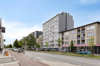 Op een boogscheut van het Stadspark  bieden we dit stijlvol gerenoveerde en volledig bemeubelde appartement aan. Het pand is momenteel verhuurd, wat het bijzonder interessant maakt als instapklaar investeringsvastgoed. Dankzij de centrale ligging nabij openbaar vervoer, winkels en uitvalswegen geniet u van een uitstekende verhuurbaarheid en een aantrekkelijk rendement. Ideale opportuniteit voor investeerders!<br />We betreden het appartement via de inkomhal die ons direct toegang verleent tot de praktische en semi uitgeruste keuken. Aansluitend hebben we de leefruimte op parketvloer met grote raampartijen voor een goede lichtinval. <br />Via de nachthal betreden we de ruime slaapkamer met ensuite badkamer, voorzien van een douche in bad en een lavabo. <br />Daarnaast is er nog een apart toilet. <br />Maandelijkse kosten van 87 euro (blokpolis, syndicus, schoonmaak, lift, onderhoud,..) <br /> 