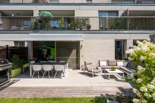 <strong>Instapklaar gelijkvloers appartement met zonnige tuin</strong><br /><br />- KIJKDAG 20/07 -<br /><br />In Residentie Delta II, op een boogscheut van het Eilandje, bevindt zich dit moderne en energiezuinige gelijkvloerse appartement. Dankzij de kwalitatieve afwerking en het doordachte ontwerp is dit een instapklare woonst waar stijl en gebruiksgemak perfect samenkomen. De lichtrijke leefruimte met open, volledig uitgeruste keuken vormt het hart van het appartement en sluit naadloos aan op de praktische berging. Verder beschikt het appartement over twee volwaardige slaapkamers en een stijlvolle badkamer met inloopdouche. De vloerverwarming zorgt doorheen de volledige woning voor een aangename en gelijkmatige warmte. Ook de hoogwaardige afwerking springt meteen in het oog, met onder meer ingemaakte kasten, binnendeuren die doorlopen tot aan het plafond en een videofoon die bijdraagt aan het dagelijkse gebruiksgemak en de veiligheid.<br /><br />De absolute troef is de riante privatieve tuin met lounge-terras, zonnewering en tuinhuis, waar u de hele dag van de zon kunt genieten. Bovendien beschikt het appartement over 2 privatieve zonnepanelen, een gemeenschappelijke fietsenstalling en een ondergrondse autostaanplaats mee aan te kopen voor € 30.000.<br /><br /><strong>Bijzonderheden:</strong><br />- EPC score A<br />- Bouwjaar 2021<br />- Vloerverwarming en 2 privatieve zonnepanelen<br />- Ondergrondse autostaanplaats mee aan te kopen voor € 30.000