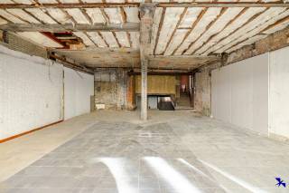 Welkom in Willebroek!<br /><br />Uitstekend gelegen handelspand in het hart van de August Van Landeghemstraat te Willebroek. Deze commerciële ruimte van circa 130 m² biedt samen met een extra kantoorruimte van ongeveer 38 m² alle flexibiliteit die u wenst. Dankzij de aantrekkelijke en ruime vitrine geniet uw zaak van een uitstekende zichtbaarheid in een drukbezochte winkelstraat, wat uw commerciële kansen aanzienlijk versterkt. <br /><br />De ruimte kan volledig naar eigen wensen worden ingericht. Ideaal voor uiteenlopende handelsactiviteiten zoals een winkel of kantoor. Een extra troef is dat er geen syndicale kosten verbonden zijn aan het pand en het EPC een label D heeft.<br /><br />Grijp deze kans om uw onderneming te vestigen op een plek waar professionele uitstraling en centrale ligging hand in hand gaan.<br /><br />Interesse gewekt? Contacteer ons kantoor via info@hiro.be of 03 230 00 14!