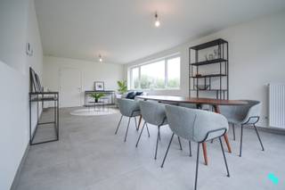 Dit <strong>nieuwbouw twee slaapkamer appartement</strong> beschikt over een bewoonbare oppervlakte van 107 m² en is gelegen op de eerste verdieping in residentie De Prinne II. Indeling: inkomhal, apart gastentoilet, lichtrijke leefruimte met open geïnstalleerde keuken, annex berging, badkamer (voorzien van douche en badkamermeubel met dubbele wastafel), twee slaapkamers en terras van 7,8 m². Woonproject Hof Ter Prinne is gelegen in het centrum van Gits en bestaat uit dertien appartementen en zeven woningen, verdeeld over vijf verschillende woonunits (A t.e.m. E). Verder beschikt het domein eveneens over parkeerplaatsen, garages en een fietsenberging. Aantrekkelijke, groene ligging! Hedendaagse architectuur | Zeer energiezuinig (E35) | Mogelijkheid tot aankoop parkeerplaats/garage | Verkoop onder BTW-stelsel | Justine organiseert voor dit appartement de bezoeken ter plaatse, mits het maken van een afspraak. www.bordes.be