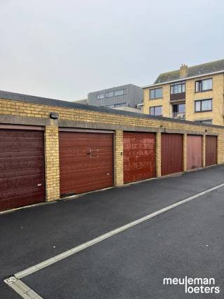 Deze bovengrondse garagebox (nr.° 7) geniet van een centrale ligging in het centrum van Oostkamp. Op wandelafstand bevinden zich verschillende winkels, diensten en openbaar vervoer. De garage beschikt over een sectionale poort en is makkelijk in- en uit te rijden.<br /><br />Wenst u meer informatie? Neem dan gerust contact op met ons kantoor.