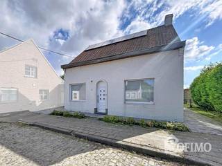 GEZELLIGE WONING MET DRIE SLAAPKAMERS, TUIN EN CARPORT IN ZONNEBEKE. DE WONING WERD GERENOVEERD IN 2016 EN IS PRAKTISCH INGEDEELD ALS...