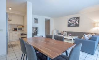<p>Ruim en verzorgd appartement met twee slaapkamers en terras op de eerste verdieping.</p><p>Gelegen op de eerste verdieping, bereikbaar met trap.</p><p></p><p>Rustig gelegen in een wel-onderhouden gebouw met slechts 4 appartementen (1998), biedt dit ruim appartement van 93m² een uitstekende combinatie van comfort, ruimte en een opvallend gunstige energiescore.</p><p></p><p>Met een EPC van 209 kWh/m²jaar en label D- is het appartement uiterst energiezuinig en toekomstproof.</p><p></p><p>De lichtrijke leefruimte bevindt zich aan de voorzijde van het gebouw en geeft uit op een leuk terras. De geïnstalleerde keuken sluit naadloos aan op de leefruimte.</p><p></p><p>Aan de achterzijde van het appartement zijn er twee slaapkamers, een apart toilet, technische berghoek en een verzorgde badkamer.</p><p></p><p>De elektrische installatie van het appartement zal conform gekeurd worden bij verkoop.</p><p></p><p>Inclusief in de verkoopprijs is één ruime kelderberging.</p><p>De koper heeft bovendien de mogelijkheid een dubbele garage (24m²) aan de voorzijde van het gebouw mee aan te kopen voor 35.000 euro.</p><p></p><p>Het appartement is momenteel stabiel verhuurd aan 800 euro per maand exclusief bijdrage aan de maandelijkse lasten.</p>