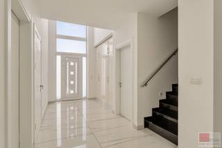 Prachtige en ruime woning met een woonoppervlakte van ca. 277 m², gebouwd in 2018 met vloerverwarming en voorzien van 5 volwaardige slaapkamers en 3 badkamers, ideaal voor grote gezinnen of wie op zoek is naar extra leefruimte. De woning beschikt over een aangename achtertuin en ruime parkeergelegenheid aan de voorzijde. Dankzij de 16 zonnepanelen en het energielabel A geniet je van een uitstekend energiezuinige woning, wat zorgt voor lage energiekosten, duurzaamheid en optimaal wooncomfort.<br /><br />De woning bevindt zich in een rustige, groene woonomgeving met een aangename en residentiële uitstraling. In de directe nabijheid zijn scholen, buurtwinkels en diverse voorzieningen aanwezig, wat zorgt voor een praktisch en comfortabel dagelijks leven. Dankzij de vlotte verbindingen bereik je het centrum van Maasmechelen en omliggende gemeenten snel en eenvoudig. Op korte afstand ligt Terhills, de toegangspoort tot het Nationaal Park Hoge Kempen, met prachtige wandelroutes, uitgestrekte natuur, terrils en populaire fietsroutes zoals Fietsen tussen de Mijnterrils.<br /><br />Bezichtig deze woning ook digitaal en 'loop' zelf door de woning. Kijk daarvoor op onze website of via: <br />my.matterport.com/show/?m=ZbSUn5yRRxX<br /><br />INDELING<br /><br />Gelijkvloers:<br /><br />- Lichtrijke inkom met keramische tegelvoer, inbouwkast en vide;<br />- Slaapkamer 1 (10.5m²), gelegen aan de voorzijde, momenteel in gebruik als kantoor;<br />- Slaapkamer 2 (13.9m²) idem gelegen aan de voorzijde;<br />- Badkamer, met enkel wasmeubel, spiegel met licht, toilet (Geberit) en inloop-regendouche;<br />- Berging (technische) van ca. 12.9m², voldoende plaats voor stockage van materiaal of voedingswaren, inclusief regenwaterpomp met 3 filters;<br />- Woonkamer met Vaillant thermostaat, tv aansluitingen en een accentmuur, uitzicht op de tuin met schuifraam naar overdekt terras;<br />- Zeer luxueuze en ruime keuken (met push-to-open systeem), granieten werkblad met zitgedeelte voor 4 personen, vaatwasser (Whirlpool), zwarte spoelbak, inductievuur en dampkap (Neff), inbouwstopcontact, inbouwkoffiezet, combioven en hete-lucht (Neff), frigo (AEG), de keuken beschikt tevens over een schuifraam en achterdeur met toegang tot het terras. <br /><br />1e verdieping: <br /><br />- Grote badkamer met inloopdouche en ligbad, enkel wasmeubel, lichtspiegel, toilet;<br />- Slaapkamer 3 met achterliggende dressing en ensuite douche, TV-aansluitingen voorzien en uitzicht op de tuin;<br />- Berging met aansluiting wasmachine en droogkast;<br />- Slaapkamer 4 en 5 liggen beiden aan de voorzijde en beschikken over TV aansluitingen;<br />- Over het hele verdiep werd er gekozen voor een marmerlook keramische tegel.<br /><br />Zolder: <br /><br />- Nog af te werken zolder, heeft een draai-kiep raam met Veluxen.<br /><br />Tuin:<br /><br />- Zuidwest georiënteerde tuin;<br />- Leuk aangelegde terrassen, waarvan 1 overdekt is.<br /><br />Bijzonderheden:<br /><br />- Mogelijkheid om de zolder af te werken tot extra grote slaapkamer of 2 kleinere slaapkamers met een mogelijkheid tot ensuite badkamer;<br />- De woning beschikt over rolluiken die gestuurd worden via een afstandsbediening;<br />- 16 zonnepanelen (355 Wp - totaal 5680 Wp) ook conform gekeurd;<br />- Ventilatiesysteem Vasco D400;<br />- CV ketel van het merk Vaillant VCW 346/5-5 ecoTEC plus;<br />- Toegang tot de woning mogelijk via sleutel of codeklavier;<br />- 2 granieten trappen, die luxe uitstralen;<br />- Ieder verdiep beschikt over een aparte thermostaat, zo kan men het wooncomfort kiezen op iedere woonlaag;<br />- Waterput van 7500 liter;<br />- Camerabewaking aanwezig. <br /><br />Energieprestatie en binnenklimaat (EPB-EPC)<br />Certificaat beschikbaar: ja<br />EPC certificaatnummer: 73107-G-DBA_2017000924/EP15119/A001/D01/SD001<br />Berekende energiescore : (kWh/m²): 17 kWh/m² - E12 peil (A label!)<br />Het certificaat is geldig tot en met: 31/12/2030<br />Electrische installatie: ja - CONFORM<br /><br />Informatie stedenbouwkundige voorschriften:<br />Stedenbouwkundige vergunning: ja<br />Meest recente bestemming: woongebieden, waterwinningsgebieden<br />Dagvaarding uitgebracht: neen<br />VOORKOOPRECHT OP DIT GOED: neen <br />VERKAVELINGSVERGUNNING: niet van toepassing<br />WATERGEVOELIG OPENRUIMTEGEBIED: neen<br /><br />Maatregelenregister: neen<br /><br />Overstromingsgevoelige gebieden: <br />Perceelscore of P-score : B<br />Gebouwenscore of G-score: A<br />Ligging in Signaalgebied: neen <br />Ligging in afgebakende oeverzone of afgebakend overstromingsgebied: neen<br /><br />A:geen overstroming gemodelleerd B: kleine kans op overstromingen onder klimaatverandering C: kleine kans op overstromingen D: middelgrote kans op overstromingen<br /><br />Beschermd erfgoed<br />GEINVENTARISEERD ERFGOED: neen<br />BESCHERMD ONROEREND ERFGOED: neen
