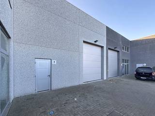 Deze instapklare nieuwbouw KMO-unit te huur komt met 2 privé parkeerplaatsen. Deze unit maakt deel uit van het moderne project Heermeers in Evergem, ideaal gelegen nabij de Gentse zeehaven en op een steenworp van de Westbekesluis. Met een uitstekende bereikbaarheid via de R4 en N9 is deze locatie perfect voor ondernemers die een vlotte verbinding en een strategische ligging waarderen.Oppervlakte: 225 m² + 78 m² mezzanine Specificaties: - Vrije hoogte: 6 meter- Staalstructuur: architectonisch beton &amp; aluminium sandwichpanelen- Geïsoleerd steeldeck met lichtstraat- Automatische sectionaalpoort 4m (b) x 4,5m (h) - Polybetonvloer (draagkracht 2,5T/m²)- Vermogen KVA (3x400V) - 40A- Individuele tellers EW- Internetaansluiting- Raampartijen Beschikbaarheid:Onmiddellijk beschikbaar.Hebt u interesse in dit nieuwbouw magazijn te huur in Evergem? Neem contact op via 09 245 35 35 of business.gent@dewaele.com.