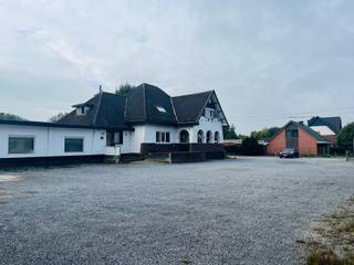 Uitzonderlijke eigendom te koop in Alken. Zeer ruim pand, voorheen horeca en woonst.
Mooi breed perceel van ca. 50 meter tegen de straat.
Diverse mogelijkheden haalbaar gezien de uitzonderlijke straatbreedte zoals verkavelen, bouwproject,… Ook restaureren van het bestaande gebouw is mogelijk, zeer grote oppervlaktes momenteel. Altijd gekende zaak geweest in de streek.
Totale oppervlakte van het perceel is 89a47ca. Ideaal voor mooie tuin, landelijke zicht achteraan.
Kort bij centrum van Alken, kort bij Hasselt, kort bij autosnelweg, kort bij expresweg.
De oppervlakte, de straatbreedte, de ligging en de mogelijkheden hier worden steeds zeldzamer!