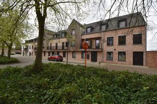 Ruim, Luxueus en lichtrijk duplexappartement met West-gericht terras, rustig gelegen, doch in het centrum van Lichtaart.Verschillende faciliteiten in...