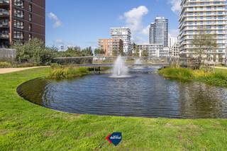 Vivez dans un lieu exceptionnel et vivez en paix. Profitez-en sur la terrasse ou depuis le magnifique espace de vie grâce à la vue exclusive sur Central Park @Sea, à laquelle vous avez facilement accès. Cet appartement lumineux de deux chambres à coucher est situé au 6° étage. Vivre dans le luxe, mais avec le souci du détail et de l'écologie, c'est vivre dans la résidence Baelskaai 26. Le bâtiment présente une structure contemporaine, qui se retrouve à l'intérieur comme à l'extérieur. Pour votre confort, des places de stationnement souterrain et en surface sont disponibles avec un accès immédiat au bâtiment. Même après une promenade à vélo, vous pouvez garer votre vélo dans le local à vélos situé au rez-de-chaussée. Contactez-nous pour plus d'informations sur la vie dans cette résidence de luxe.