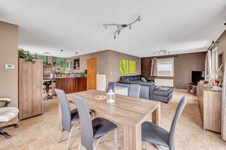 <p>Voor meer info of een bezoek, bel 02 884 23 25: In een doodlopend straatje, op wandelafstand van het centrum van Pamel, vindt u deze <strong>instapklare woning, </strong>gebouwd in <strong>2006</strong>. Dankzij de rustige ligging geniet u hier van privacy en comfort, terwijl winkels, scholen en openbaar vervoer zich toch vlakbij bevinden.</p>
<p>Binnenkomen doe je via de <strong>inkomhal met apart gastentoilet</strong>. De lichtrijke <strong>woonkamer met open, volledig geïnstalleerde keuken</strong> vormt het hart van de woning en sluit mooi aan op de praktische <strong>bergruimte</strong>. De woning beschikt tevens over een <strong>inpandige garage</strong>, ideaal voor extra comfort en opbergruimte. Zowel de binnendeuren in de woning als de trap werden een 2-tal jaar geleden vernieuwd.</p>
<p>Op de bovenverdieping bevinden zich via de <strong>nachthal</strong> drie volwaardige slaapkamers met inbouwkasten (Camber) en een <strong>badkamer uitgerust met zowel een douche als een ligbad</strong>.</p>
<p>De woning is gelegen op een <strong>perceel van 4a 71ca</strong> en beschikt over een gezellige tuin met terras en automatische zonneluifel (van 2024).</p>
<p><strong>Gunstig EPC label B</strong>. Bovendien is de <strong>elektrische installatie conform</strong>. Alarm aanwezig.</p>