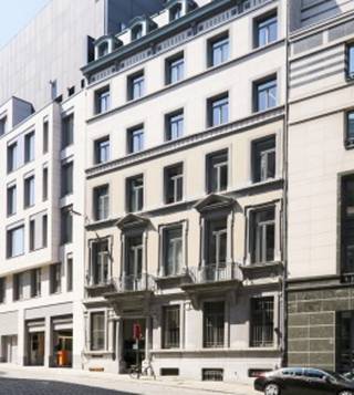 Praktische kantoorruimte te huur gelegen in een prestigieus gebouw tussen Centraal Station en Europese Wijk. De ruimte kan nog volledig ingericht worden naar wens. Zeer veel lichtinval. Het pand is zeer makkelijk bereikbaar met het openbaar vervoer en de wagen. Een ideale opportuniteit voor bedrijven op zoek naar comfortabele kantoren aan interessante voorwaarden.<br /><br />Oppervlakte: 2193 m².<br />Opslagruimte beschikbaar.<br />Excl. kosten en belastingen.