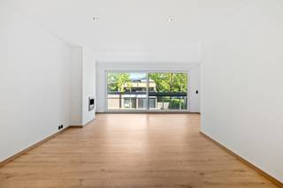 We treffen dit schitterend gerenoveerd en ruim appartement op de eerste verdieping van een goed onderhouden gebouw (zonder lift) in de residentiële wijk Elsdonk. Vanuit de ruime inkomhal met vestiaire hebben we toegang tot drie volwaardige slaapkamers, waarvan één uitgeeft op het fijne, zonnige zuid-terras. Er is een apart toilet en een badkamer met ligbad en lavabo. De woonkamer met sierhaard geeft langs een grote glaspartij uit op een balkon. Al het schrijnwerk, de terrassen en borstweringen werden trouwens eveneens recent gerenoveerd. Aansluitend treffen we de volledig uitgeruste keuken. Een achterliggende garagebox dient mee te worden gehuurd aan 80 euro/maand.<br />Kenmerken: - drie slaapkamers, -knappe lichtinval, -mooi EPC, -fijne buurt, -dak geïsoleerd, -mooi en volledig gerenoveerd, -condensatieketel, -lage gemeenschappelijke kosten (80 euro/maand), -garagebox, -…<br />Plannen en documentatie te vinden op www.reds.be. Voor extra info of een bezoek, contacteer Daniël via mail (daniel@reds.be) of telefoon (0475.25.30.64), dat mag trouwens gerust ook ’s avonds of in het weekend!