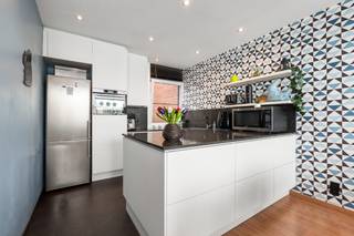 <p>Te koop: verzorgd appartement in Antwerpen, gelegen aan de Bisschoppenhoflaan, nabij openbaar vervoer, invalswegen en ziekenhuis.<br />Dit appartement op de vierde verdieping werd steeds met zorg onderhouden en verkeert in een zeer nette staat. Dankzij de inbegrepen garagebox geniet je van extra comfort en opbergruimte voor wagen, fietsen of motor. Het appartement beschikt vandaag over twee volwaardige slaapkamers, waaronder een ruime master met dressing. Door de oorspronkelijke indeling kan de dressing eenvoudig worden omgevormd tot een derde slaapkamer, bureau of hobbyruimte.<br /><br />Belangrijkste ruimtes:<br />• Woonkamer met veel lichtinval en toegang tot het terras<br />• Keuken met inductiekookplaat, oven, koelkast met vriesvak, vaatwasser en dampkap<br />• Twee slaapkamers, waarvan één met ingemaakte kasten<br />• Dressing met ingemaakte kasten<br />• Badkamer met douche en dubbele wastafel in meubel<br />• Toilet met handenwasser<br />• Berging met aansluiting voor wasmachine<br />• Inkomhal met videofoon en ingemaakte kasten<br />• Terras achteraan<br /><br />Troeven:<br />• Garagebox inbegrepen voor extra comfort en opbergruimte<br />• Recent vernieuwde keuken, ramen, verwarmingsketel<br />• Flexibele indeling met mogelijkheid tot derde slaapkamer<br />• Kelderberging<br /><br />Neem vandaag nog contact op met je ERA-makelaar voor een bezoek.<br />JOUW DROOMAPPARTEMENT. ZO GEVONDEN!</p>