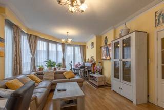 <p>Aangenaam appartement met 2 slaapkamers in Sint-Jans-Molenbeek Gelegen op de tweede verdieping – met lift. Dit gezellige tweeslaapkamerappartement bevindt zich in een levendige buurt van Sint-Jans-Molenbeek, met winkels, scholen en openbaar vervoer op wandelafstand. Dankzij de nabijgelegen invalswegen geniet je bovendien van een vlotte verbinding naar het stadscentrum en de omliggende gemeenten. Bij binnenkomst kom je terecht in een ruime inkomhal met ingebouwde kasten. De grote ramen en de zuidgerichte ligging zorgen voor een lumineuze en aangename leefruimte. De aparte, geïnstalleerde keuken biedt extra opbergruimte en functionaliteit. Verder beschikt het appartement over twee comfortabele slaapkamers en een badkamer met douche in ligbad. Extra troef: het appartement beschikt over een private kelder, ideaal voor extra stockage. Mits een opfrissing vormt dit appartement een uitstekende kans als nieuwe thuis of slimme investering. EPC: 258 kWh/(m²jaar) – label E Elektriciteit: niet conform</p>