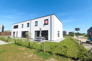 <strong>Energiezuinige halfopen nieuwbouwwoning</strong> te huur gelegen langs de Albert Biesbrouckstraat te Roeselare.<br />Deze woning beschikt over alle nodige <strong>hedendaagse comfort</strong> en is bovendien bijzonder <strong>lichtrijk</strong>!<br />Het is dichtbij winkels, scholen en op enkele minuten van de autostrade en invalswegen.<br />De woning is uiterst <strong>energiezuinig</strong><strong> </strong>en het is aangesloten op het <strong>warmtenet</strong>. <br /><br />Gelijkvloers bestaande uit inkom, gastentoilet,<strong> leefruimte met open keuken</strong> en berging.<br />Op het verdiep vinden we <strong>drie slaapkamers</strong>, berging/dressing, badkamer met <strong>bad en douche</strong> en een toilet.<br />De woning is <strong>volledig geschilderd</strong> en <strong>voorzien van verlichting</strong>. <br /><br />Tussen de woningen ligt een <strong>ruime gemeenschappelijke deeltuin</strong>.<br />Van deze ruimte kunnen alle buren gezamenlijk gebruik maken. <br />Er is ook een <strong>gemeenschappelijke fietsenberging</strong>, een <strong>aparte afgesloten bergruimte</strong> en <strong>autostaanplaats </strong>inbegrepen.<br /><br /><strong>Huurprijs € 985 per maand</strong>.<br />De woning is beschikbaar <strong>vanaf 1 juli</strong>.<br /><br />Vraag nu uw bezoek aan via MijnHuurprofiel 