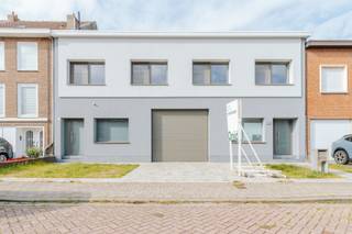 <p>Ontdek deze volledig gerenoveerde en energiezuinige eigendom in het geliefde Boom-Noord – een rustige, kindvriendelijke buurt vlak bij scholen, winkels en de belangrijkste invalswegen richting Antwerpen en Brussel. Het pand bestaat uit een woning met ruim appartement op de bovenverdieping en een magazijn/werkruimte op het gelijkvloers. Ideaal voor wie wonen en werken wil combineren, een zelfstandige activiteit uitoefent of gewoon houdt van extra ruimte en flexibiliteit.</p><p><br /></p><p>De woning werd grondig gerenoveerd en voorzien van een moderne, geïsoleerde gevel (2015), dak- en vloerisolatie, en een gunstig EPC-label B. De hoogrendementsketel, warmtepomp, pelletkachel en 17 zonnepanelen zorgen voor een lage energiekost en een duurzaam wooncomfort. </p><p><br /></p><p>Het bovenliggende appartement biedt een aangename leefruimte met veel lichtinval en toegang tot een prachtig houten terras – de ideale plek om te ontspannen of gezellig te barbecueën.</p><p><br /></p><p><strong>Troeven</strong>: combinatie van wonen en werken (woning + magazijn) - volledig gerenoveerd en uitstekend onderhouden - gevel-, dak- en vloerisolatie (2015) - 17 zonnepanelen, warmtepomp en pelletkachel - gunstig EPC B - groot, zonnig houten terras - hoogrendementsketel.</p>