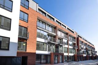 Laken – DUPLEX APPARTEMENT met 2 grote slaapkamers (14m² - 17m²) en 1 badkamer. Kleine mede-eigendom met 2- en 3-slaapkamer appartementen...