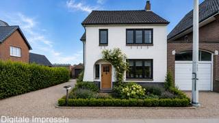 <h3><span>Karaktervolle renovatiewoning met verrassend veel ruimte op een topligging in Dilsen</span></h3>
<p><span>Sommige woningen hebben meteen dat gevoel van thuiskomen. Deze karaktervolle woning in Dilsen is zo'n plek waar charme, ruimte en potentieel samenkomen. Gelegen aan de Rijksweg geniet u hier van een uiterst centrale ligging, met winkels, scholen en andere voorzieningen vlakbij. Tegelijkertijd kijkt de achterzijde van de woning uit op een rustige woonwijk, waardoor u achteraan kunt genieten van een aangename dosis rust en privacy.</span></p>
<p><span>Via de inkomhal, die toegang biedt tot de praktische bergkelder en de verdieping, betreedt u de verrassend ruime leefruimte. Grote raampartijen zorgen vandaag al voor een mooie natuurlijke lichtinval en creëren een aangenaam woongevoel. Aansluitend bevindt zich de veranda, een fijne extra ruimte die een mooie verbinding vormt met de tuin.</span></p>
<p><span>De keuken ligt momenteel apart naast de leefruimte, maar biedt alle mogelijkheden om een open en eigentijdse leefkeuken te creëren. Ook de ruime badkamer en het aparte toilet bevinden zich op het gelijkvloers, waardoor deze verdieping tal van mogelijkheden biedt om volledig naar eigen smaak in te richten.</span></p>
<p><span>Op de eerste verdieping vindt u drie volwaardige slaapkamers die wachten op een frisse, nieuwe invulling. Via een vaste trap bereikt u bovendien de ruime zolderverdieping. Dankzij het aanwezige raam geniet deze ruimte van natuurlijk daglicht en kan ze perfect worden omgevormd tot een extra slaapkamer, bureau, hobbyruimte of een prachtige master suite.</span></p>
<p><span>Doorheen de woning zijn nog verschillende authentieke elementen aanwezig die perfect kunnen worden geïntegreerd in een stijlvolle renovatie. Zo behoudt de woning haar karakter, terwijl u ze volledig kunt aanpassen aan de hedendaagse woonwensen.</span></p>
<p><span>Ook buiten heeft deze woning heel wat te bieden. De oprit leidt naar een vrijstaande garage en de achtertuin vormt een mooie basis om een groene, gezellige buitenruimte te creëren. Hier geniet u van de rust van het groen, terwijl u toch midden in het centrum woont.</span></p>
<p><span>Deze woning is de ideale opportuniteit voor wie op zoek is naar een renovatieproject met karakter, veel ruimte en een uitstekende ligging. Een woning met een verhaal, klaar om aan een nieuw hoofdstuk te beginnen.</span></p>
<p><strong><span>Enkele troeven op een rij:</span></strong></p>
<ul>
<li><span>Centrale ligging nabij winkels, scholen en openbaar vervoer.</span></li>
<li><span>Achteraan een rustige ligging met uitzicht op een woonwijk.</span></li>
<li><span>Ruime leefruimte met veel natuurlijke lichtinval.</span></li>
<li><span>Veranda aansluitend op de leefruimte.</span></li>
<li><span>Mogelijkheid tot het creëren van een open leefkeuken.</span></li>
<li><span>Drie ruime slaapkamers.</span></li>
<li><span>Vaste trap naar een grote zolder met uitbreidingsmogelijkheden.</span></li>
<li><span>Authentieke elementen die de woning extra karakter geven.</span></li>
<li><span>Praktische bergkelder.</span></li>
<li><span>Vrijstaande garage met oprit.</span></li>
<li><span>Tuin met veel potentieel.</span></li>
</ul>
<p><strong><span>Technische kenmerken:</span></strong></p>
<ul>
<li><span>Dak vernieuwd eind jaren '80 - begin jaren '90.</span></li>
<li><span>Verwarming op propaangas.</span></li>
</ul>