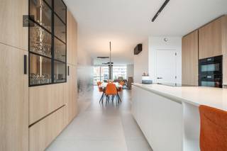 Wonen in pure klasse – Uniek nieuwbouwappartement met panoramisch zicht op MiddelkerkeWelkom in een appartement waar luxe, licht en leefcomfort...