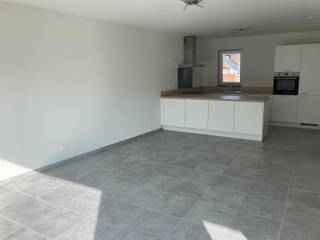 Op de tweede verdieping van dit recente gebouw wacht u een appartement dat zijn 95 m² met overtuiging én een vleugje charme presenteert. Bereikbaar via lift én trap – voor wie graag kiest tussen comfort en cardio – betreedt u hier een woonst die functionaliteit en verfijning moeiteloos combineert.<br />Via de inkomhal met gastentoilet komt u in een lichtrijke leefruimte waar zon en gezelligheid vaste bewoners zijn. De volledig geïnstalleerde eetkeuken – uitgerust met vaatwasser, koelkast, diepvriezer, oven, kookplaat met dampkap en meer – staat paraat voor zowel snelle ontbijtjes als culinaire hoogstandjes. Aansluitend geniet u van een overdekt terras van ca. 10 m²: ideaal voor een koffie in de ochtendzon of een aperitief zonder weerszorgen.<br />De nachthal leidt u naar een ruime berging/wasplaats (orde is hier geen optie, maar een evidentie), een volledig uitgeruste badkamer met zowel bad als douche – want kiezen is soms verliezen – en twee volwaardige slaapkamers waar rust centraal staat.<br />Achteraan het gebouw beschikt u over een private parkeerplaats én een afgesloten fietsenstalling. Bovendien zorgen zonnepanelen voor een energiezuinige werking: goed voor het milieu én voor uw energiefactuur.<br />Beschikbaar vanaf 01/05/2026. Vaste kosten: €50/maand.<br />Interesse? Schrijf u vandaag nog in als kandidaat via onze website en ontdek zelf hoe comfortabel wonen ook lichtvoetig kan zijn.