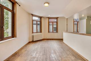 Bent u op zoek naar een studio op een uitstekende locatie in Sint-Amandsberg? <br />Dan is deze lichtrijke studio zeker een bezoek waard. <br /><br />INDELING:<br />De studio onderscheidt zich door haar atypische, maar praktische indeling. De open leefruimte met ingerichte keuken vormt het hart van de woonst en geniet dankzij de mooie houten plankenvloer en aangename lichtinval van een warme, gezellige sfeer. Daarnaast beschikt de studio over een aparte slaapruimte en een badkamer met douche, lavabo en hangtoilet. <br /><br />TROEVEN:<br />De studio is bovendien asbestveilig en beschikt over een conforme elektrische installatie, geldig tot 2050.<br />Het dak is geïsoleerd met 8 cm MW en de gevel is recent geïsoleerd met 6 cm EPS.<br />Het EPC-label C is opgemaakt voor de gevelrenovatie en isolatie.<br />Bij een nieuw EPC-attest, bekomt u ongetwijfeld een Label-B.<br /><br />TIP: als deze studio uw enige woning wordt en als u het compromis nog dit jaar ondertekend, dan kan u deze studio aankopen aan 2% registratierechten i.p.v. 3% volgend jaar! <br /><br />Kortom, een interessante kans voor starters, studenten, alleenstaanden of investeerders die op zoek zijn naar een compacte woonst en een vlotte bereikbaarheid.<br />Vrij bij akte!<br /><br />Voor meer informatie of een bezoek, bel Lisse: 0477 17 19 12 of mail naar lisse@cornelis-goeman.be<br />De vermelde oppervlakten zijn louter informatief en niet bindend.